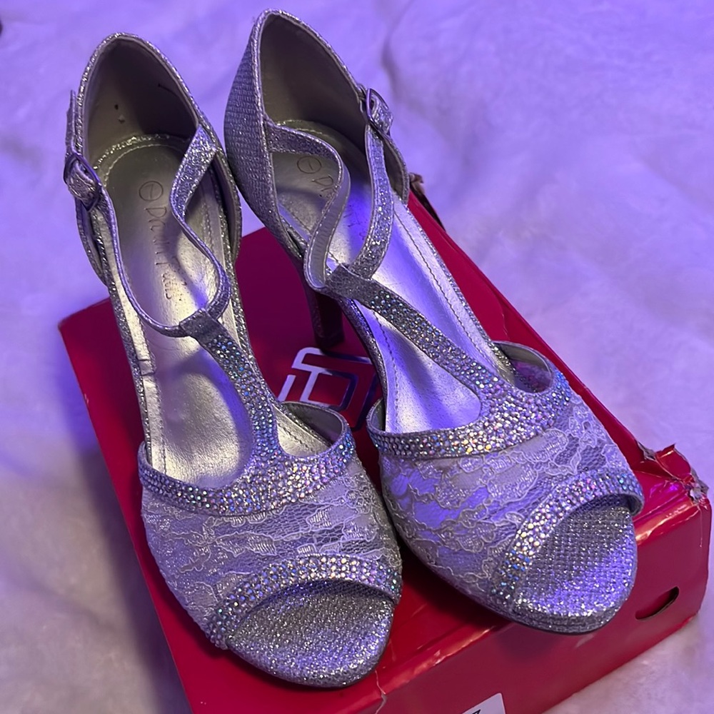 Silver lace heels with glitter
